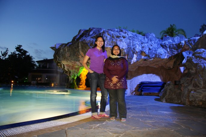 swimming pool, nadia dan dian